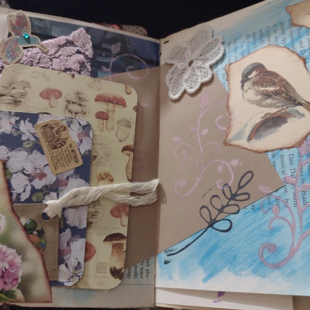 Handmade "Red Ribbon" junk journal - Picture 11 of 12